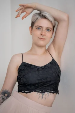 Gemustertes Spitzentop – Norine Cropped Black noni