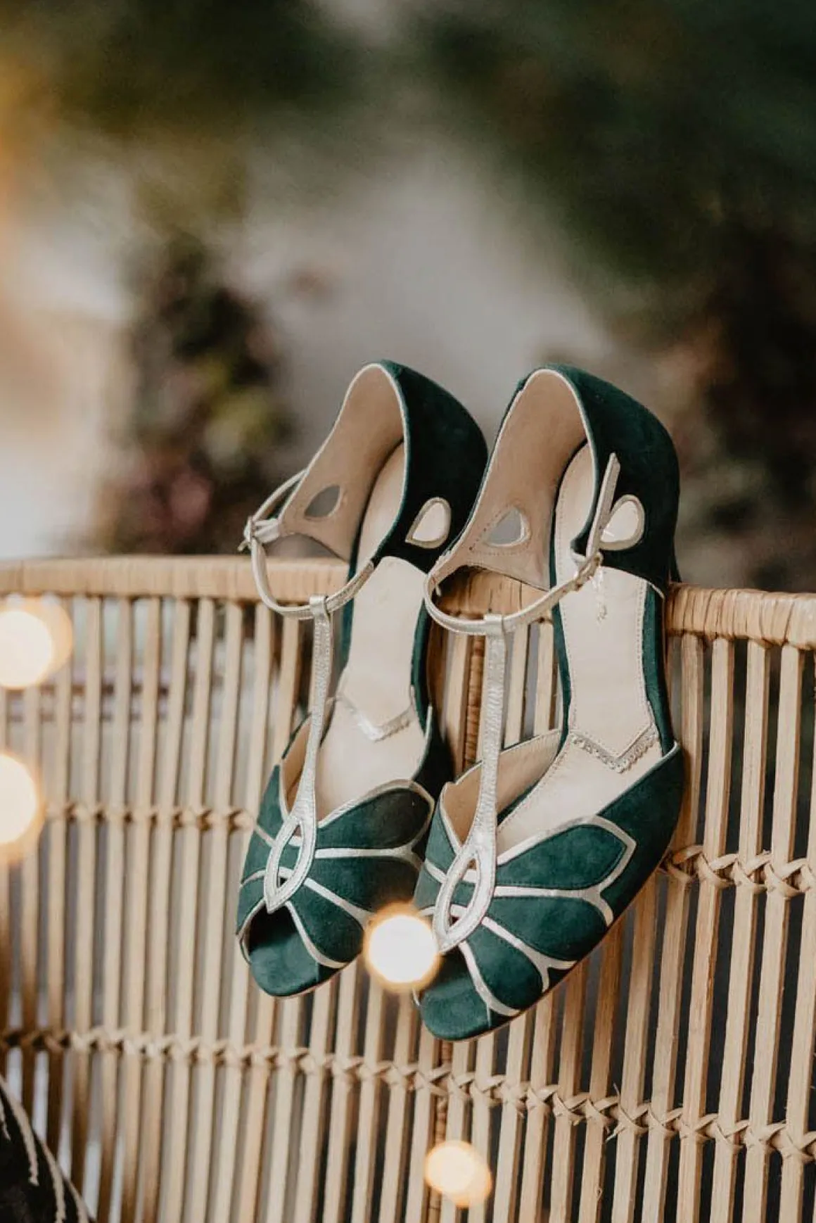 Offener Brautschuh in Tannengrün und Gold - Mimosa